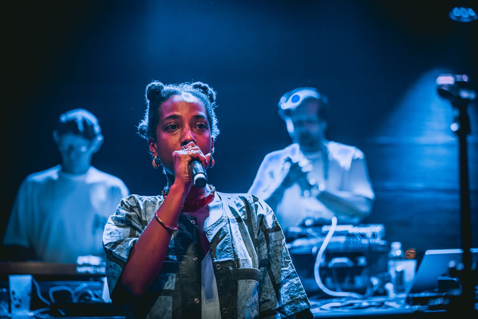 Melanie Malike singing, Jan Kincl and Ishfaq behind her &mdash; SHIP Festival 2026, photo by Filip Kova&ccaron;evi&cacute;